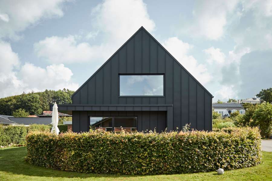 Red-brick house from the 1970s “repackaged” in steel profiles, Bakkelyparken 37, 8680 Ry